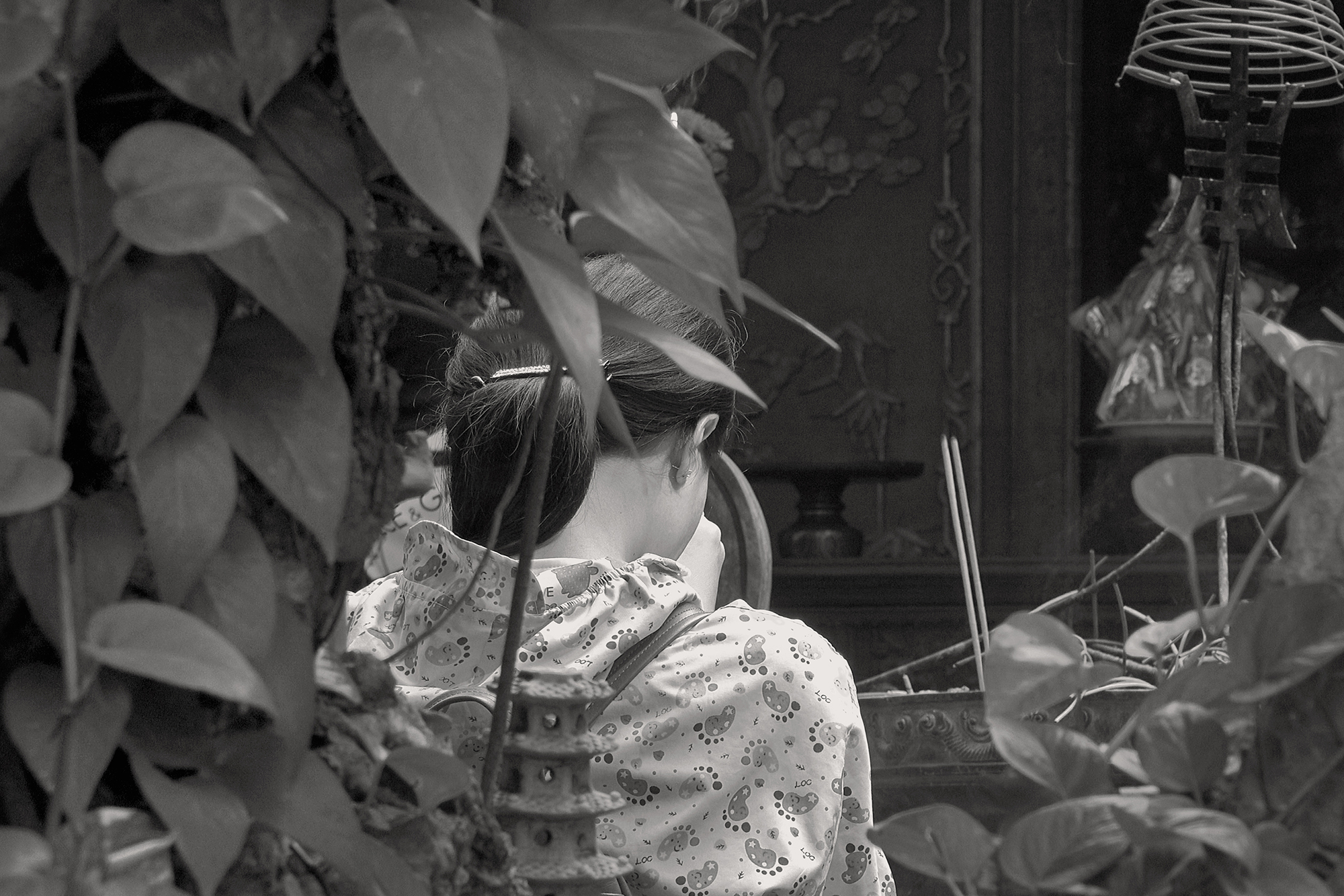Christoph Radke, Vietnam, Hanoi, eine junge Frau im Quán Tánh Tempel, 2018